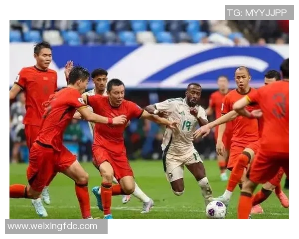 近期哪位足球明星在赛场上表现突出引发球迷热议和关注